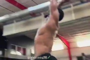 季后赛打得不错！亨德森早早投入到训练中~
